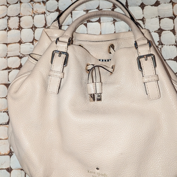 Kate Spade off white leather bag Callouts - stains inside havenot tried to clean - Picture 1 of 11